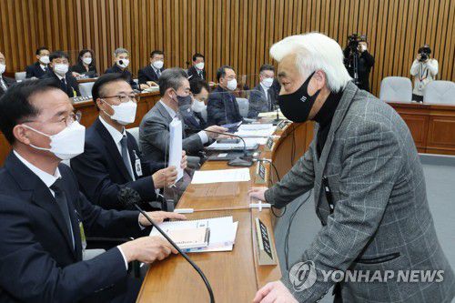 김광호 서울경찰청장과 대화 시도하는 이종철 유가족협의회 대표[연합뉴스 자료사진]