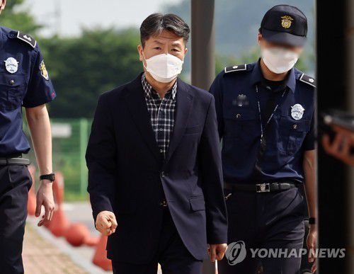 구치소 나서는 이임재 전 용산경찰서장[연합뉴스 자료사진]