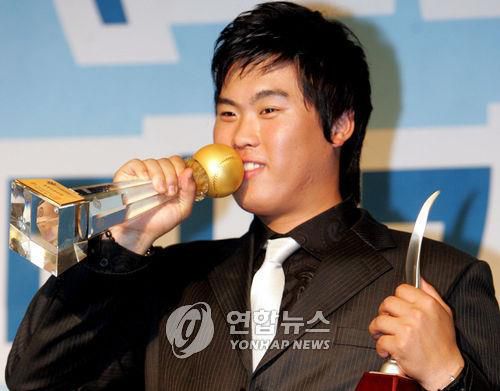 2006년 KBO리그 신인왕과 MVP를 석권한 류현진[연합뉴스 자료사진. 재판매 및 DB 금지]