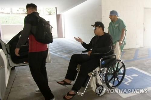 2015년 로스앤젤레스에서 어깨 수술을 받고 병원을 나서는 류현진[연합뉴스 자료사진. 재판매 및 DB 금지]