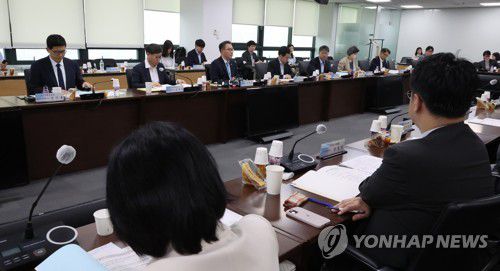 발언하는 박민수 위원장(서울=연합뉴스) 최재구 기자 = 30일 서울 서초구 국제전자센터 대회의실에서 열린 제9차 건강보험정책심의위원회에서 박민수 위원장이 발언하고 있다. 2023.5.30 jjaeck9@yna.co.kr