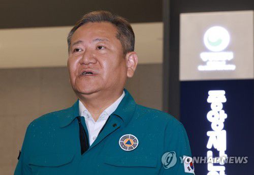 입장 밝히는 이상민 장관(세종=연합뉴스) 홍해인 기자 = 헌법재판소에서 탄핵소추안이 기각되면서 직무에 복귀한 이상민 행정안전부 장관이 25일 오후 정부세종청사 행정안전부에 도착해 중앙재난안전상황실로 향하기 앞서 취재진에게 입장을 밝히고 있다. 2023.7.25 hihong@yna.co.kr