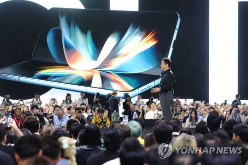 삼성전자, 갤럭시 Z플립5·Z폴드5 '언팩'(서울=연합뉴스) 류영석 기자 = 26일 오후 서울 코엑스에서 열린 삼성전자 '갤럭시 언팩 2023' 행사에서 삼성전자 MX사업부장 노태문 사장이 새로운 폴더블폰인 갤럭시 Z플립5와 Z폴드5에 대해 설명하고 있다. 2023.7.26 ondol@yna.co.kr