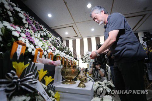 오송 참사 희생자 합동분향소 찾은 이태원 유족(청주=연합뉴스) 김형우 기자 = 이정민 10.29 이태원참사 유가족협의회 대표 직무대행(오른쪽)이 27일 오전 충북도청 민원실에 마련된 오송 지하차도 참사 희생자 합동분향소를 찾아 조문하고 있다. 2023.7.27