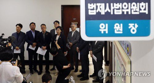 법사위 앞 민주당 의원들(서울=연합뉴스) 한상균 기자 = 27일 국회 법제사법위원회 앞에서 더불어민주당 의원들이 공직선거법 관련 기자회견을 하고 있다. 이들은 국민의힘 김도읍 위원장의 월권과 독단적 법사위 운영에 유감을 표했다. 2023.7.27 xyz@yna.co.kr