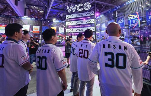 WCG 2023 부스 투어    (부산=연합뉴스) 김주환 기자 = 부산 벡스코(BEXCO) 제1전시장에서 열린 'WCG 2023 부산' 개막식 참가자들이 행사장에서 WCG의 역사에 대한 설명을 듣고 있다. 2023.7.28 jujuk@yna.co.kr