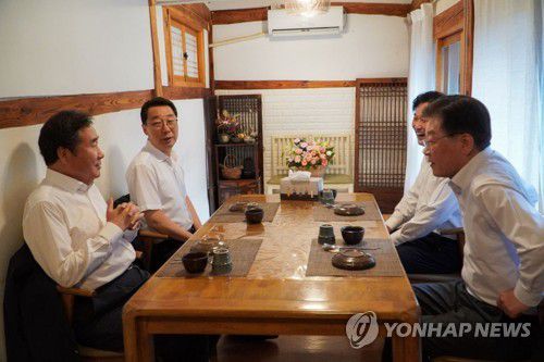 이재명·이낙연 만찬 회동(서울=연합뉴스) 더불어민주당 이재명 대표와 이낙연 전 대표가 28일 서울 모처에서 만찬 회동을 하고 있다. 회동에는 당 대표실 정무조정실장인 김영진 의원과 이 전 대표 측근인 윤영찬 의원이 배석했다. 2023.7.28 [더불어민주당 제공. 재판매 및 DB금지] uwg806@yna.co.kr