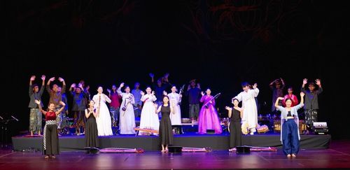 국악과 인도네시아 민요의 만남28일 인도네시아 수도 자카르타의 그라하 박티 부다야 공연장에서 서울대학교 국악과 학생들과 인도네시아 수라카르타예술학교 음악인류학과 학생들이 협연한 뒤 관객들에게 인사하고 있다. [주인도네시아 한국문화원 제공. 재판매 및 DB 금지]