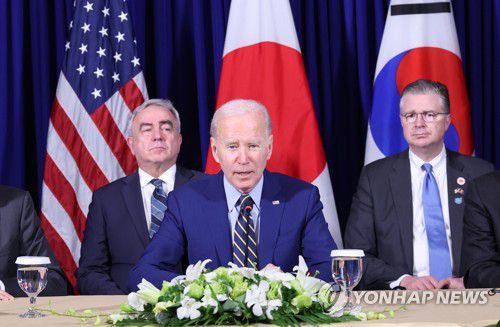 작년 11월 한미일 정상회담에서 발언하는 바이든 대통령(프놈펜=연합뉴스) 서명곤 기자 = 조 바이든 미국 대통령이 작년 11월 13일(현지시간) 캄보디아 프놈펜 한 호텔에서 열린 한미일 정상회담에서 발언하고 있다 .2022.11.13 seephoto@yna.co.kr