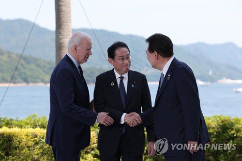 G7 회의서 인사하는 한미일 정상(히로시마=연합뉴스) 진성철 기자 = G7 정상회의 참관국 자격으로 일본을 방문 중인 윤석열 대통령이 지난 5월 21일 히로시마 G7 정상회의장인 그랜드프린스호텔에서  열린 한미일 정상회담에 앞서 조 바이든 미국 대통령, 기시다 후미오 일본 총리와 인사하고 있다.  2023.5.21  [공동취재] zjin@yna.co.kr