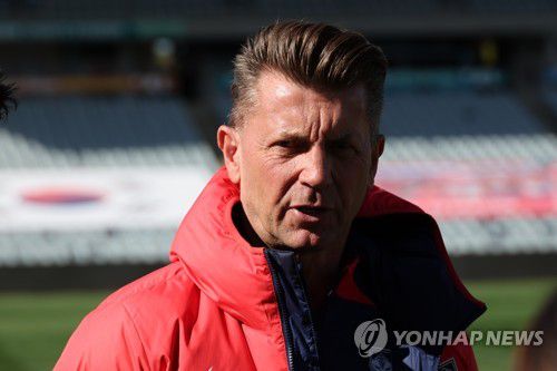 인터뷰 하는 콜린 벨 감독(캠벨타운[호주]=연합뉴스) 김주성 기자 = 한국 여자 축구대표팀의 콜린 벨 감독이 모로코와의 조별리그 2차전을 이틀 앞둔 28일 오전(한국시간) 호주 시드니 외곽의 캠벨타운 스포츠 스타디움에서 훈련을 마친 뒤 취재진과 인터뷰하고 있다. 2023.7.28 utzza@yna.co.kr