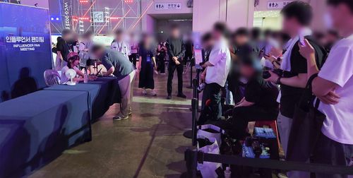 인플루언서 팬 미팅에 몰린 인파[촬영 김주환]