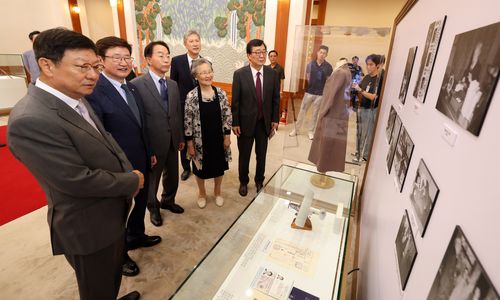 역대 대통령 가족 6인 청와대 특별전시 관람역대 대통령 가족 6인, 조혜자 여사(이승만 전 대통령 며느리), 윤상구 (주)동서코포레이션 대표(윤보선 전 대통령 아들), 박지만 EG 대표이사(박정희 전 대통령 아들), 노재헌 동아시아문화센터 이사장(노태우 전 대통령 아들), 김현철 김영삼대통령기념재단 이사장(김영삼 전 대통령 아들), 김홍업 김대중평화센터 이사장(김대중 전 대통령 아들)이 29일 오전 청와대 본관에서 열리고 있는 특별전 '우리 대통령들의 이야기'를 함께 관람하고 '자유와 통합, 연대'의 시대 정신의 확장에 힘을 쏟기로 했다. [문화체육관광부 제공]