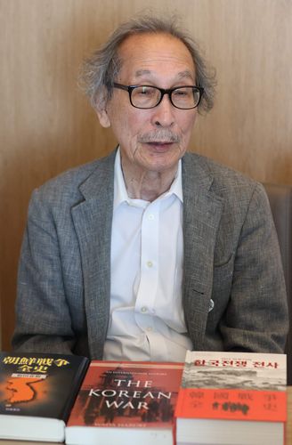 '한국전쟁 전사' 쓴 와다 하루키 명예교수 (서울=연합뉴스) 이재희 기자 = 와다 하루키 도쿄대 명예교수가 1일 서울 중구의 한 호텔에서 연합뉴스와 인터뷰를 하고 있다. 그는 '한국전쟁 전사' 한국어판 출간을 계기로 전날 방한했다.  2023.8.1
