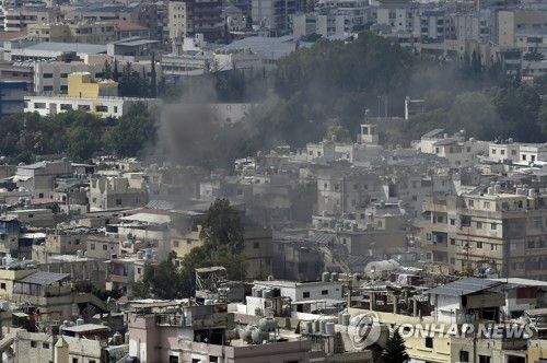 정파간 무력 충돌 중에 검은 연기가 치솟는 레바논 남부 아인 엘-힐웨 팔레스타인 난민촌.[EPA 연합뉴스 자료사진. 재판매 및 DB 금지]
