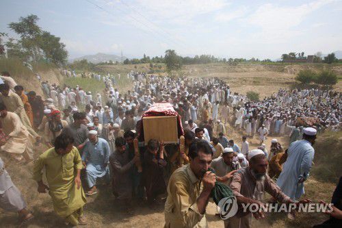 폭탄 테러 희생자들의 시신이 운구되고 있다.[로이터=연합뉴스 자료사진. 재판매 및 DB 금지]