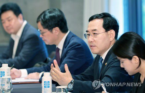 발언하는 이창양 장관(서울=연합뉴스) 이창양 산업통상자원부 장관이 31일 서울 용산구 몬드리안 호텔에서 열린 미국 하원 세입위원회 의원단 면담에서 발언하고 있다. 이날 면담에는 안덕근 통상교섭본부장, 제이슨 스미스(Jason Smith) 미국 하원 세입위원회 위원장 등 한·미 양국 정부 관계자가 참석했다. 2023.7.31 [산업통상자원부 제공. 재판매 및 DB 금지] photo@yna.co.kr