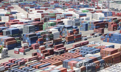 7월 16억3천만달러 무역흑자…에너지값 하락에 두달째 흑자(부산=연합뉴스) 강덕철 기자 = 1일 부산항 신선대부대에 컨테이너가 가득 쌓여 있다. 지난달 무역수지는 16억 달러 흑자를 기록하며 2개월 연속 흑자 기조를 이어갔다. 1일 산업통상자원부가 발표한 '7월 수출입 동향'에 따르면 지난달 수출은 전년 대비 16.5% 감소한 503억 3000만 달러, 수입은 25.4% 감소한 487억 1000만 달러로 집계됐다. 이에 따라 지난달 무역수지는 16억 3000만 달러 흑자를 기록했다. 2023.8.1 kangdcc@yna.co.kr