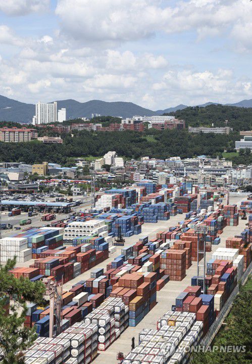 7월 16억3천만달러 무역흑자…에너지값 하락에 두달째 흑자(부산=연합뉴스) 강덕철 기자 = 1일 부산항 신선대부대에 컨테이너가 가득 쌓여 있다. 지난달 무역수지는 16억 달러 흑자를 기록하며 2개월 연속 흑자 기조를 이어갔다. 1일 산업통상자원부가 발표한 '7월 수출입 동향'에 따르면 지난달 수출은 전년 대비 16.5% 감소한 503억 3000만 달러, 수입은 25.4% 감소한 487억 1000만 달러로 집계됐다. 이에 따라 지난달 무역수지는 16억 3000만 달러 흑자를 기록했다. 2023.8.1 kangdcc@yna.co.kr