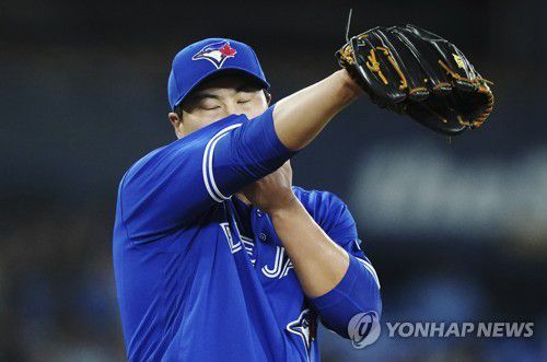 426일 만의 복귀전에서 고전하며 땀을 닦는 류현진 [캐내디안 프레스/AP=연합뉴스]