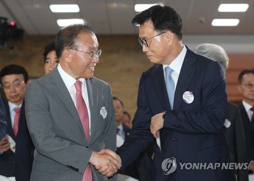 제헌절 여야(서울=연합뉴스) 17일 국회에서 열린 제75주년 제헌절 경축식에서 국민의힘 윤재옥 원내대표와 더불어민주당 박광온 원내대표가 인사하고 있다. 2023.7.17 [국회사진기자단] xyz@yna.co.kr