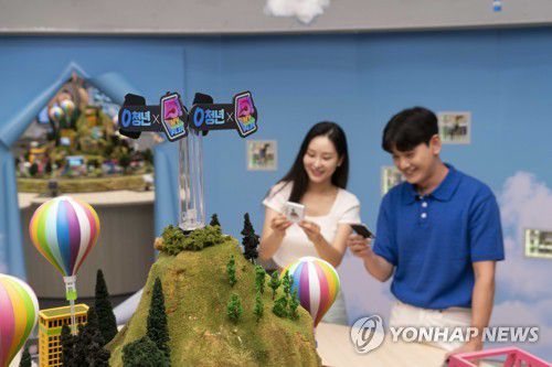 SKT, 0청년 프로모션으로 갤럭시 Z Fold5/Flip5 사전예약 인기몰이(서울=연합뉴스) SK텔레콤이 지난 1일부터 시작된 갤럭시 Z 폴드5/플립5의 사전 예약에서 청년 대상의 프로모션이 좋은 반응을 얻었다고 3일 밝혔다. 사진은 서울시 마포구 플래그십 스토어 T팩토리에서 원더플립 미니어처존을 체험하고 있는 SK텔레콤 모델들 모습. 2023.8.3 [SK텔레콤 제공. 재판매 및 DB 금지] photo@yna.co.kr