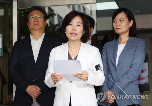 노인폄하 사과하는 김은경 혁신위원장(서울=연합뉴스) 한상균 기자 = 더불어민주당 김은경 혁신위원장이 3일 여의도 당사 앞에서 '노인폄하' 발언에 대해 사과하고 있다. 2023.8.3 xyz@yna.co.kr