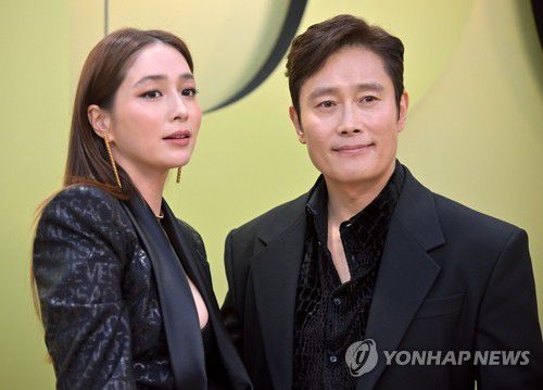 베르사체 F/W 패션쇼 참석한 이병헌·이민정(로스앤젤레스 UPI=연합뉴스) 배우 이병헌(오른쪽)과 이민정이 2023년 3월 9일(현지시간) 미국 캘리포니아주 로스앤젤레스에서 열린 베르사체 2023 가을/겨울 컬렉션 패션쇼에 참석한 모습. [자료사진]