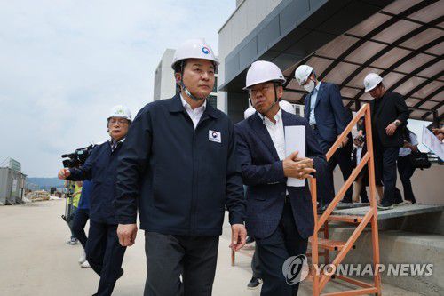 철근 누락 아파트 찾은 원희룡(양주=연합뉴스) 임병식 기자 = 원희룡 국토교통부 장관(앞줄 왼쪽)이 6일 경기도 양주시 덕계동 양주회천 A15 아파트 주차장에서 보강공사 상황을 점검한 뒤 간담회 장소로 이동하고 있다. 2023.8.6 andphotodo@yna.co.kr