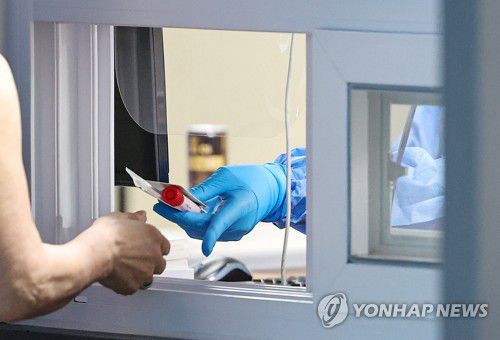 코로나19 일상회복 2단계 조정 시기 늦춰질 전망(서울=연합뉴스) 신현우 기자 = 7일 오전 서울 용산구보건소에 마련된 선별진료소를 찾은 시민이 검체통을 받고 있다. 이날 열릴 것으로 알려진 국가감염병위기대응자문위원회 회의는 코로나19 유행 상황 등을 고려해 미뤄졌다. 2023.8.7 nowwego@yna.co.kr