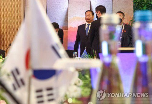 맞은 편에 놓인 남과 북의 자리(자카르타=연합뉴스) 서대연 기자 = 안광일 북한 주인도네시아 대사 겸 주아세안 대사가 지난달 14일(현지시간) 인도네시아 자카르타 샹그릴라 호텔에서 열린 아세안지역안보포럼(ARF)에 참석해 대한민국 맞은편에 마련된 자리로 향하고 있다. 2023.7.14 dwise@yna.co.kr