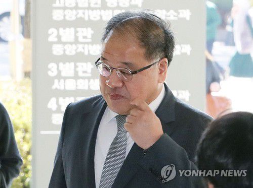 '국정농단' 최순실 파기환송심 첫 공판 출석하는 안종범안종범 전 청와대 경제수석이 2019년 10월 30일 오전 서울 서초구 서울고등법원에서 열린 박근혜 정부 '비선 실세' 최순실 씨의 국정농단 사건 파기환송심 첫 재판에 출석하고 있다. [연합뉴스 자료사진]