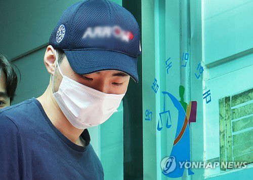 '분당 흉기난동범' 22세 최원종 신상공개(수원=연합뉴스) 홍기원 기자 =  경찰이 총 14명의 사상자가 발생한 '분당 흉기 난동 사건'의 피의자 최원종(22·구속)의 신상을 공개했다. 사진은 지난 5일 성남 수원지법 성남지원에서 열린 구속 전 피의자 심문에 출석한 최원종. 2023.8.7  [연합뉴스 자료사진] xanadu@yna.co.kr