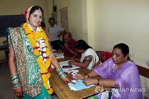 2014년 4월 총선 투표에 참가하는 인도 여성[EPA 연합뉴스 자료사진. 재판매 및 DB 금지]