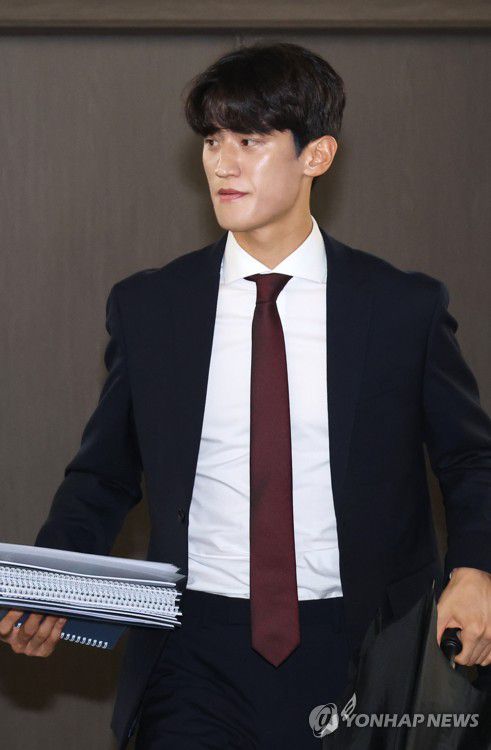 면접장 향하는 이대훈(서울=연합뉴스) 최재구 기자 = 국제올림픽위원회(IOC) 선수위원 한국 후보를 뽑는 1차 관문인 대한체육회 평가위원회 비공개 면접이 10일 서울 송파구 방이동 올림픽파크텔에서 열렸다. 태권도 이대훈 선수가 면접장으로 향하고 있다. 2023.8.10 jjaeck9@yna.co.kr