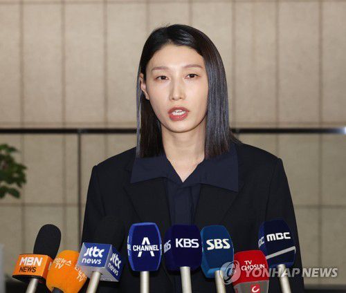 질문에 답하는 김연경(서울=연합뉴스) 최재구 기자 = 국제올림픽위원회(IOC) 선수위원 한국 후보를 뽑는 1차 관문인 대한체육회 평가위원회 비공개 면접이 10일 서울 송파구 방이동 올림픽파크텔에서 열렸다. 배구 김연경이 면접장으로 향하며 취재진의 질문에 답하고 있다. 2023.8.10 jjaeck9@yna.co.kr