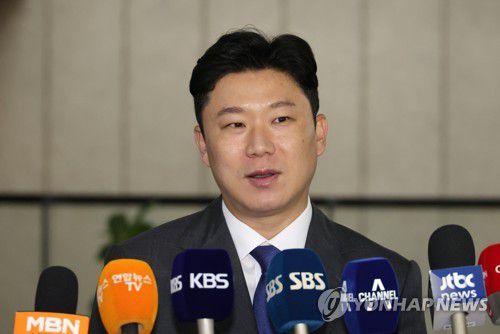 질문에 답하는 진종오(서울=연합뉴스) 최재구 기자 = 국제올림픽위원회(IOC) 선수위원 한국 후보를 뽑는 1차 관문인 대한체육회 평가위원회 비공개 면접이 10일 서울 송파구 방이동 올림픽파크텔에서 열렸다. 사격 진종오가 면접장으로 향하며 취재진의 질문에 답하고 있다. 2023.8.10 jjaeck9@yna.co.kr