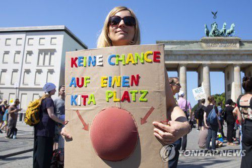 "어린이집 자리를 찾을 가망이 없다"고 항의시위하는 임부[EPA 연합뉴스 자료사진. 재판매 및 DB 금지]