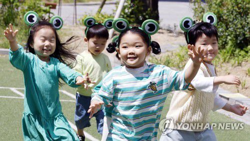 어린이날 앞두고, 즐거운 아이들(부산=연합뉴스) 강덕철 기자 = 어린이날을 사흘 앞둔 2일 부산 남구 파크 푸르지오 아이 어린이집에서 원생들이 비눗방울 놀이를 하며 즐거워하고 있다. 2023.5.2 kangdcc@yna.co.kr