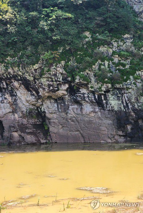 물에 잠긴 반구대 암각화(울산=연합뉴스) 장지현 기자 = 제6호 태풍 카눈이 지나간 지 하루가 지난 11일 오전 울산 울주군 언양읍 반구대 암각화가 절반가량 물에 잠겨 있다. 2023.8.11 jjang23@yna.co.kr