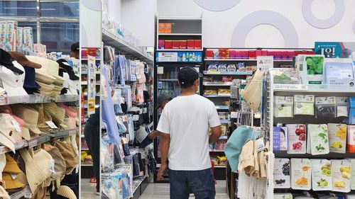 장을 보는 외국인 근로자[촬영 장지현]