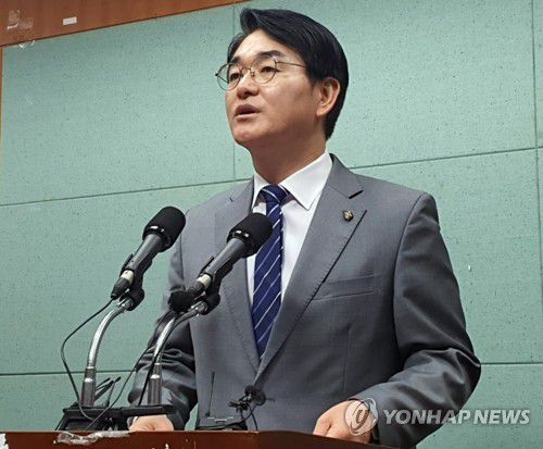 박용진 의원 "대통령은 전북 금융중심지 지정 공약 지키라"(전주=연합뉴스) 김동철 기자 = 더불어민주당 박용진 국회의원이 18일 전북도의회에서 기자회견을 열고 "윤석열 대통령은 전북 금융중심지 지정 공약을 지키라"고 촉구하고 있다. 2023.5.18 sollenso@yna.co.kr