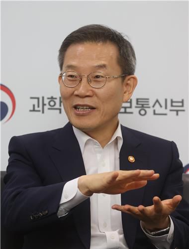 인터뷰하는 이종호 과학기술정보통신부 장관(서울=연합뉴스) 류효림 기자 = 이종호 과학기술정보통신부 장관이 서울 중구 포스트타워에서 연합뉴스 취재진과 인터뷰하고 있다. 2023.8.13 ryousanta@yna.co.kr
