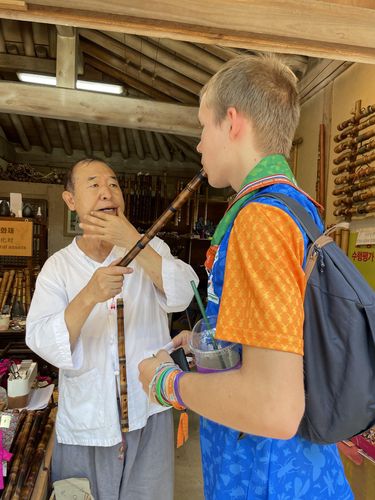 '입을 이렇게' (용인=연합뉴스) 13일 한국민속촌 내 국악기 공방에서 네덜란드 스카우트 대원이 단소 연주를 배우고 있다. [한국민속촌 제공. 재판매 및 DB 금지]