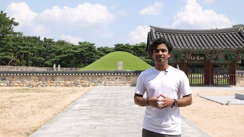 경남 김해를 찾은 아누팜 트리파티[한국문화재재단 제공. 재판매 및 DB 금지]