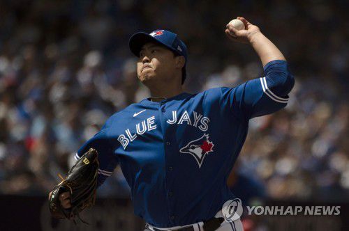역투하는 류현진(토론토 캐내디안 프레스/AP=연합뉴스) 토론토 블루제이스 왼손 선발 류현진이 14일(한국시간) 캐나다 온타리오주 토론토의 로저스 센터에서 열린 미국프로야구 메이저리그 시카고 컵스와의 홈 경기에 선발 등판해 역투하고 있다.