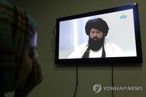 '여학생 교육 금지' 소식 지켜보는 아프간 여학생(카불 EPA=연합뉴스) 22일(현지시간) 아프가니스탄 카불에서 한 여학생이 니다 모하마드 나힘 고등교육부장관 대행의 TV 연설을 시청하고 있다. 나딤 장관 대행은 여대생들이 이슬람 복장 규정을 제대로 지키지 않았고, 남녀 학생들이 상호 접촉하는 문제가 있어 여학생들의 대학 교육을 금지했다고 밝혔다. 아프가니스탄 고등교육부는 지난 20일 추가 통보가 있을 때까지 여학생들의 수업 참여를 금지한다고 밝힌 바 있다. 2022.12.23 ddy04002@yna.co.kr