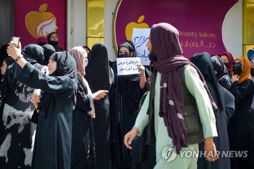 미용실서 시위하는 아프간 여성들(카불 AFP=연합뉴스) 19일(현지시간) 아프가니스탄 수도 카불 시내 샤르-에-나우 지구의 한 미용실에서 여성들이 부르카를 착용한 채 시위하고 있다. 2021년 8월 탈레반 재집권 이후 아프간에선 일부 공공시설에 여성의 출입이 금지되는 등 여성 탄압적 정책이 시행돼왔다. 지난 5월에는 전국의 미용실을 폐쇄하라는 명령이 내려졌다. 2023.07.18 besthope@yna.co.kr