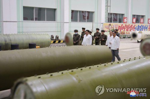 북한 김정은, "미사일 생산능력 비약적 제고"…군수공장 또 시찰(서울=연합뉴스) 김정은 북한 국무위원장이 주요 군수공장들을 시찰하고 "전쟁준비의 질적수준은 군수산업발전에 달려있다"며 무기 생산능력의 제고를 독려했다.    조선중앙통신은 김 위원장이 지난 11~12일 전술미사일 생산공장과 전술미사일 발사대차 생산공장, 전투장갑차 생산공장, 대구경 조종방사포탄 생산공장 등을 현지지도했다고 14일 보도했다. [조선중앙통신 홈페이지 캡처] 2023.8.14      [국내에서만 사용가능. 재배포 금지. For Use Only in the Republic of Korea. No Redistribution]   nkphoto@yna.co.kr