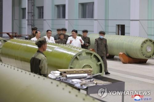 북한 김정은, "미사일 생산능력 비약적 제고"…군수공장 또 시찰(서울=연합뉴스) 김정은 북한 국무위원장이 주요 군수공장들을 시찰하고 "전쟁준비의 질적수준은 군수산업발전에 달려있다"며 무기 생산능력의 제고를 독려했다.    조선중앙통신은 김 위원장이 지난 11~12일 전술미사일 생산공장과 전술미사일 발사대차 생산공장, 전투장갑차 생산공장, 대구경 조종방사포탄 생산공장 등을 현지지도했다고 14일 보도했다. [조선중앙통신 홈페이지 캡처] 2023.8.14      [국내에서만 사용가능. 재배포 금지. For Use Only in the Republic of Korea. No Redistribution]   nkphoto@yna.co.kr